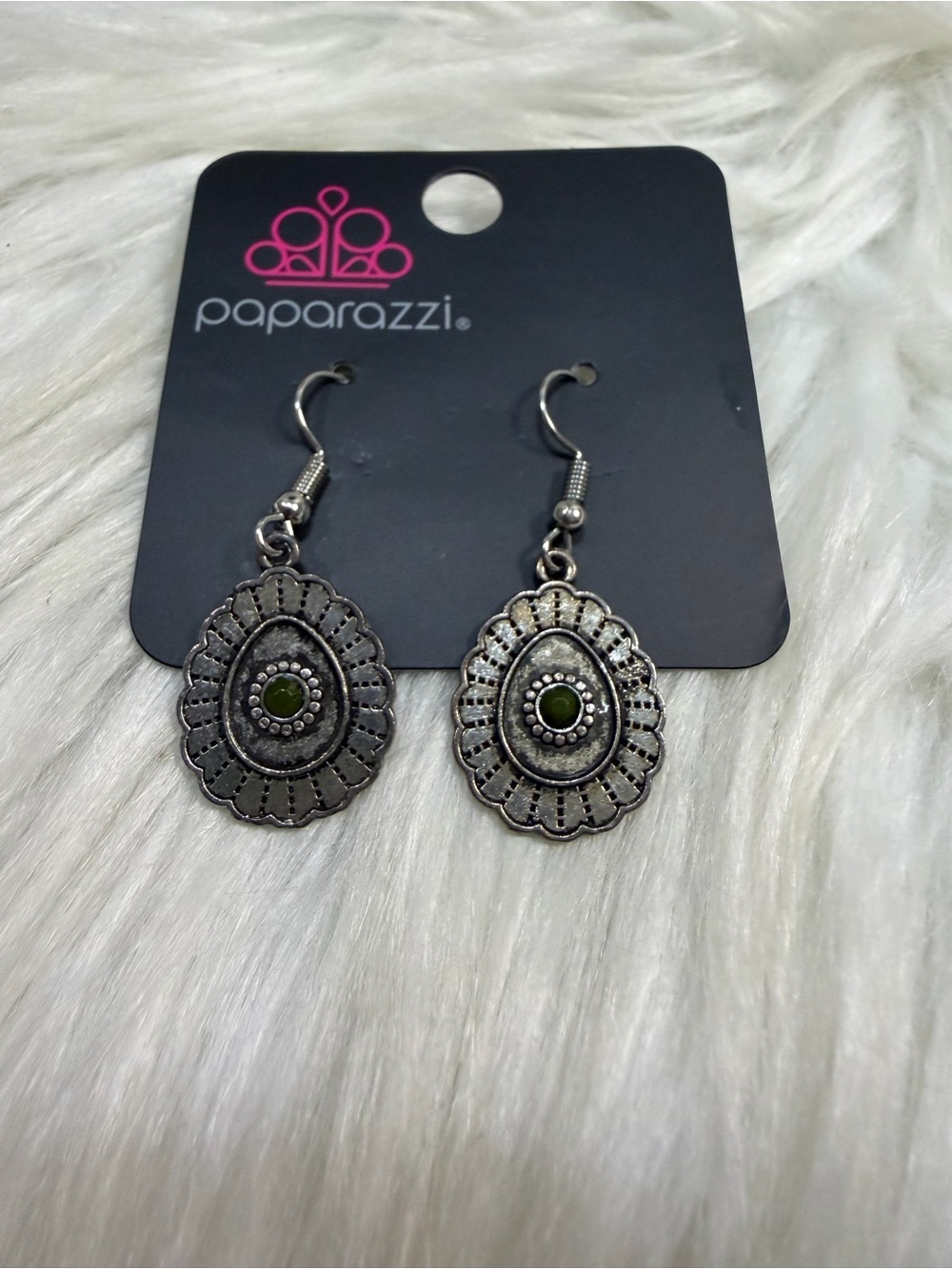🩷5/$10🩷 Paparazzi Silver-Tone Earrings with Olive Green Center